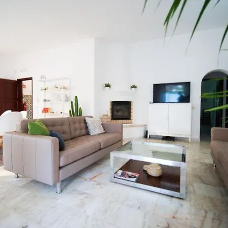 Sleeps 6 Pool Air Con Wifi *