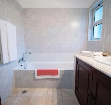 Sleeps 6 Pool Air Con Wifi